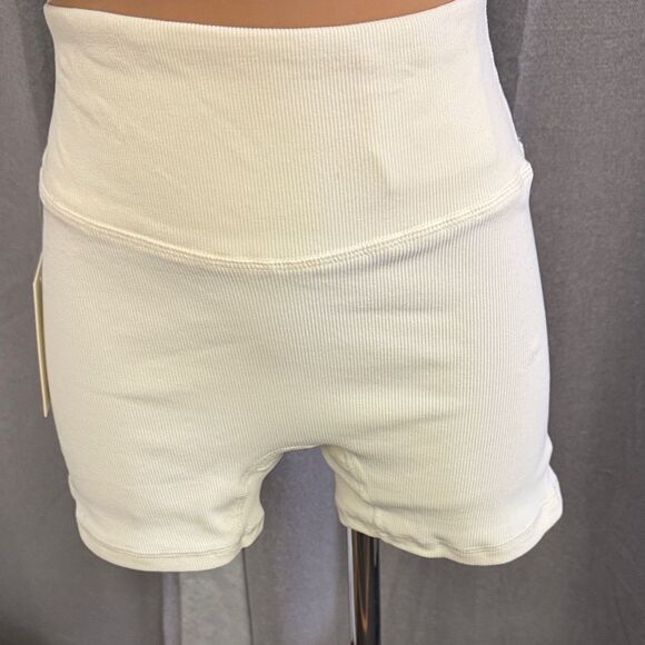 Monday White Sleeveless Crop Top and Shorts Set - Picture 6 of 14